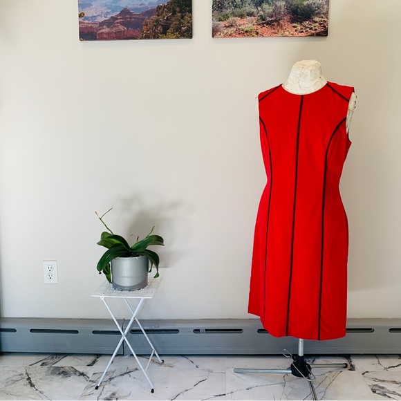 Red fitted dress with navy piping accents - Picture 1 of 6